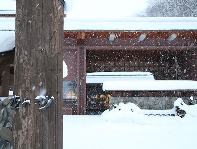 大人的別墅時光、就在潺潺水聲的迎接之下展開。